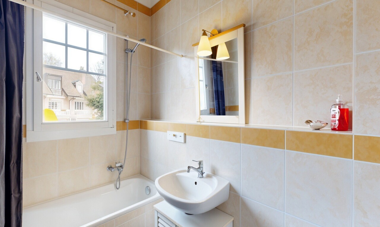 bad mit tile wall, fliesenwand, kombiniertes bad / dusche, spiegel, und komplettes badezimmer