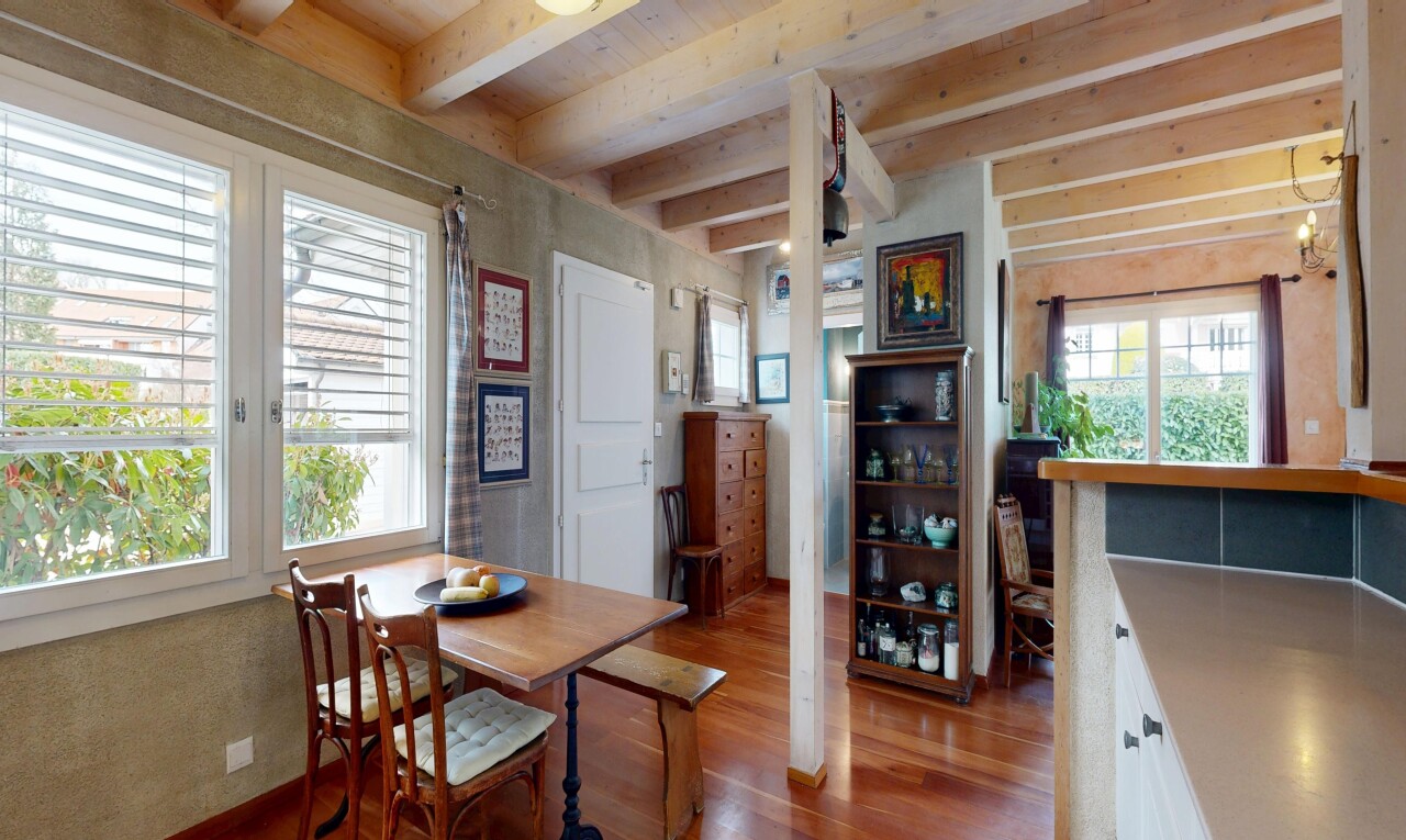 esszimmer mit inside property, natürliches licht, natural light, holzfußboden, und wood finish floor