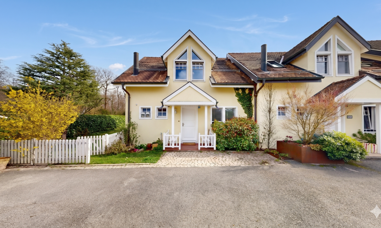 außenansicht mit stuckverkleidung, parkplatz, property visible, day time, und zaun