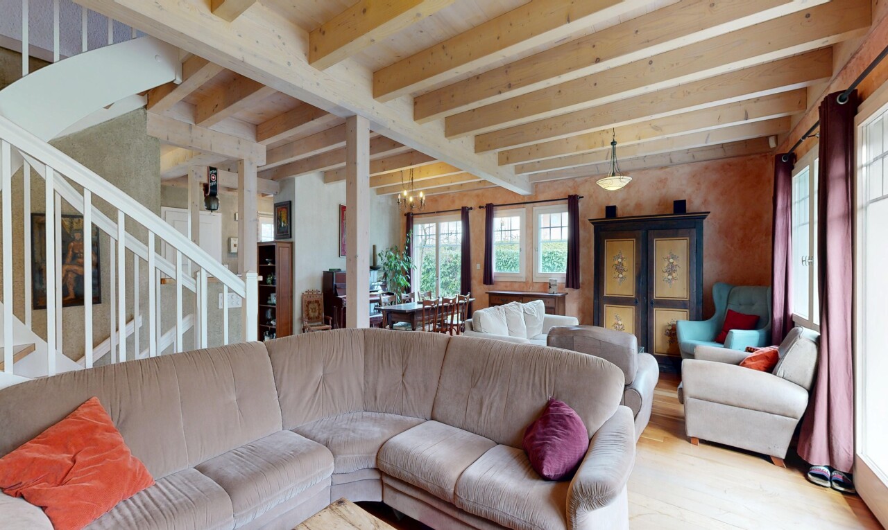 wohnzimmer mit treppen, inside property, natural light, natürliches licht, und beamed ceiling