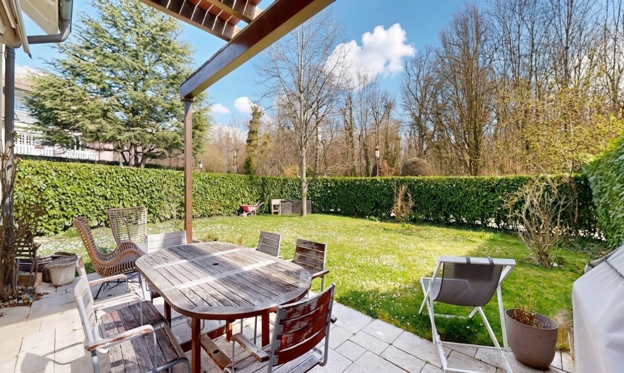 terrasse mit from property, essbereich im freien, terrasse, rasen, und zaun