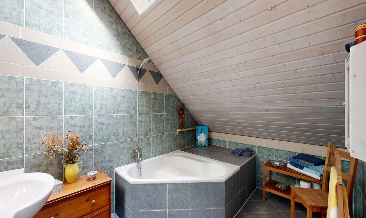 bad mit fliesenwand, tile wall, komplettes badezimmer, dachschräge, und vaulted ceiling