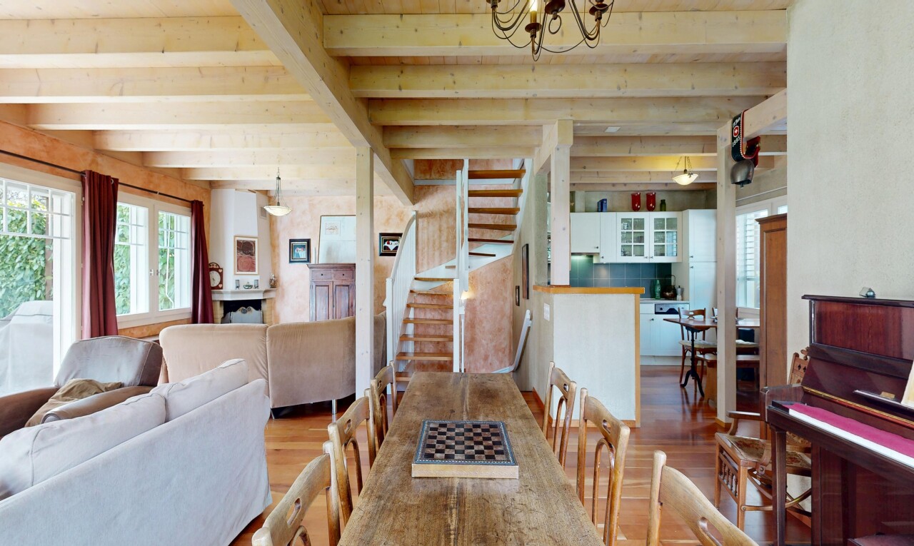 wohn- / esszimmer mit natürliches licht, natural light, holzfußboden, wood finish floor, und treppen