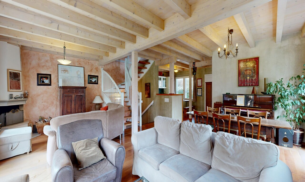 wohn- / esszimmer mit inside property, bemerkenswerter kronleuchter, treppen, natürliches licht, und natural light