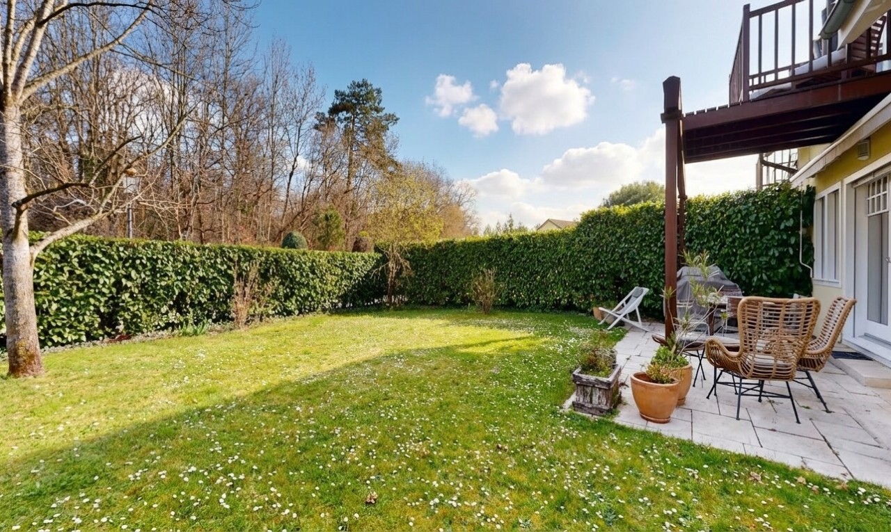garten mit from property, day time, zaun, terrasse, und rasen