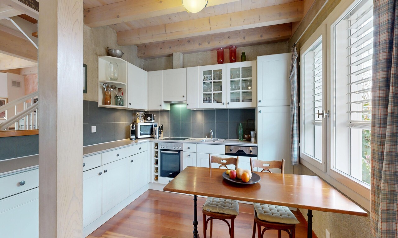 küche mit arbeitsplatten, light countertops, weiße schränke, white cabinets, und natürliches licht