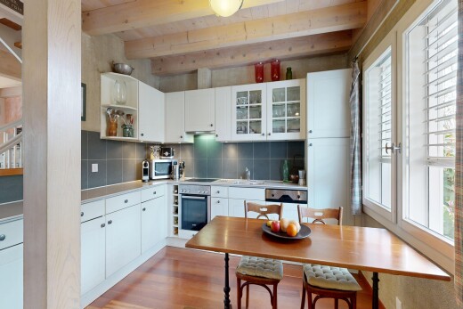 cuisine avec plans de travail, light countertops, armoires blanches, white cabinets, et lumière naturelle