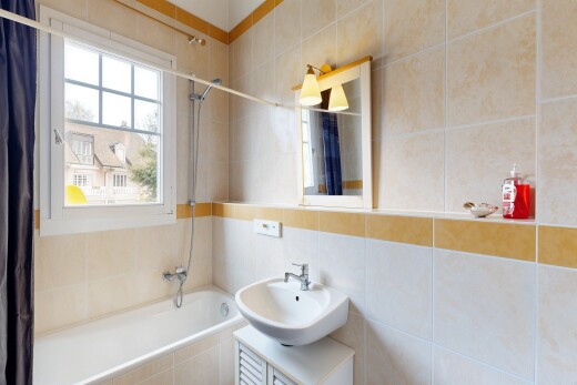 salle de bains avec tile wall, mur en carrelage, douche-bain combinés, miroir, et salle de bain complète