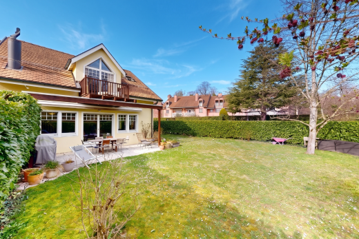 façade avec from property, pelouse, day time, bardage en stuc, et balcon