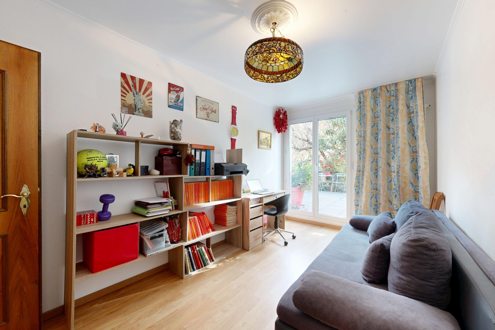 wohnzimmer mit natural light, natürliches licht, wood finish floor, holzfußboden, und inside property