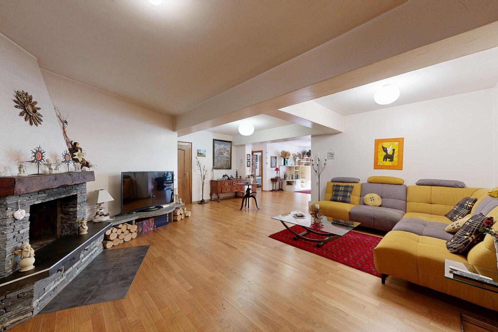 wohnzimmer mit kamin, fernseher, wood finish floor, holzfußboden, und inside property