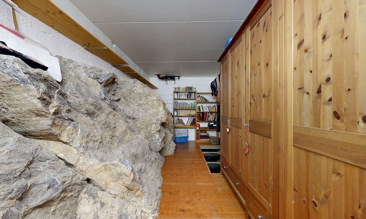 halle / korridor mit inside property, wood finish floor, und holzfußboden