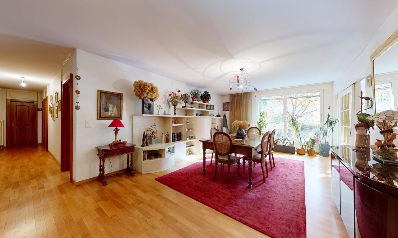 esszimmer mit inside property, wood finish floor, holzfußboden, natural light, und natürliches licht