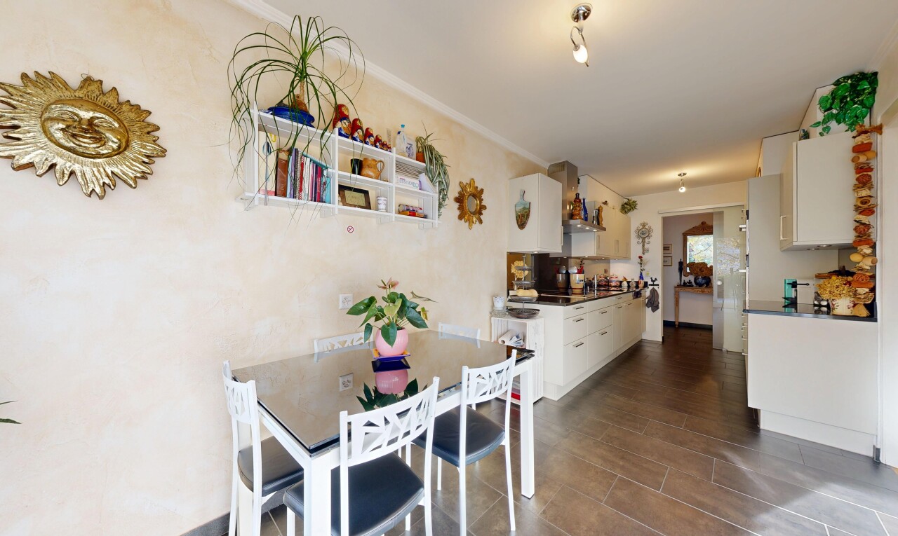 küche mit durchgangsküche, weiße schränke, inside property, arbeitsplatten, und natürliches licht