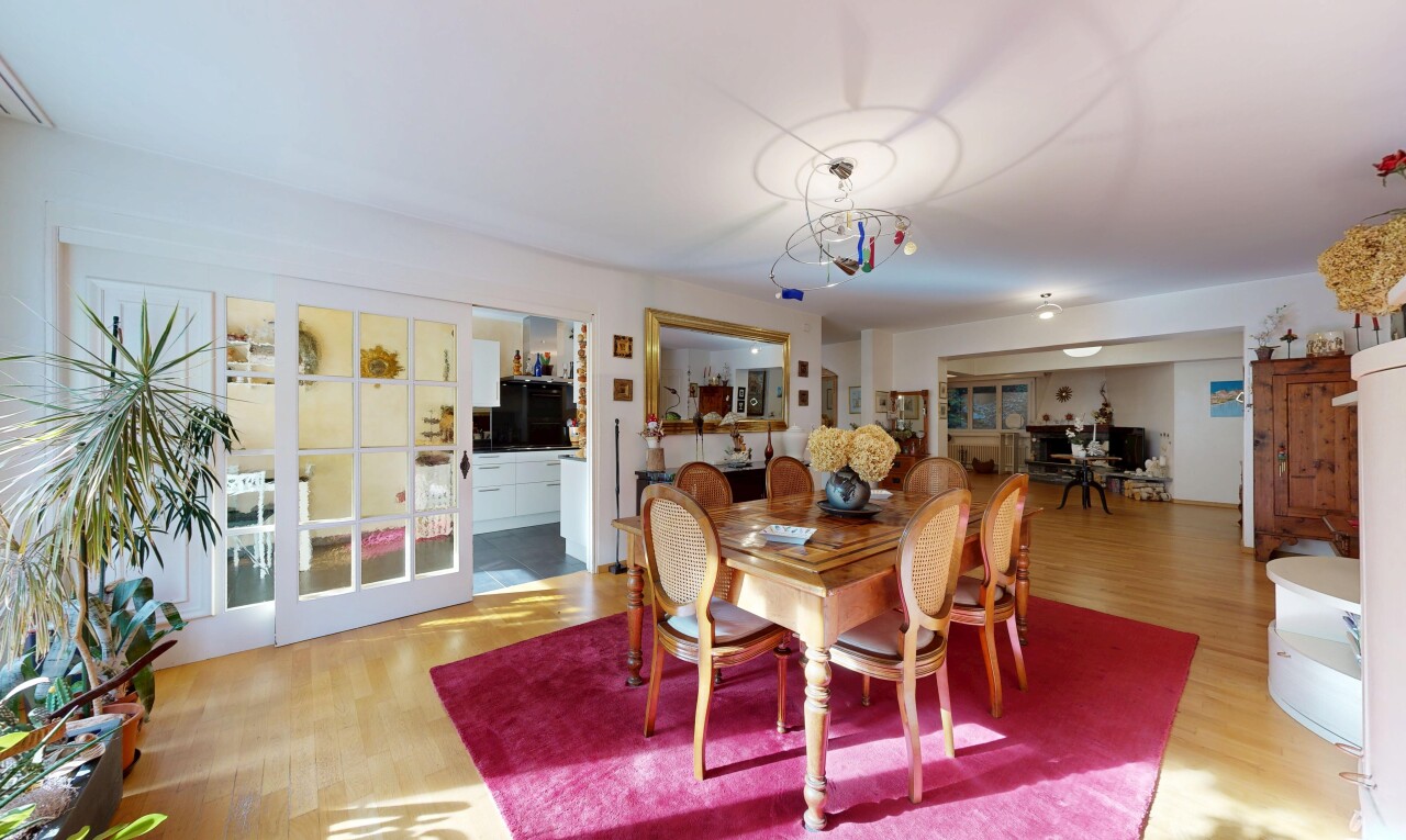 esszimmer mit holzfußboden, wood finish floor, inside property, gipskartonwand, und drywall