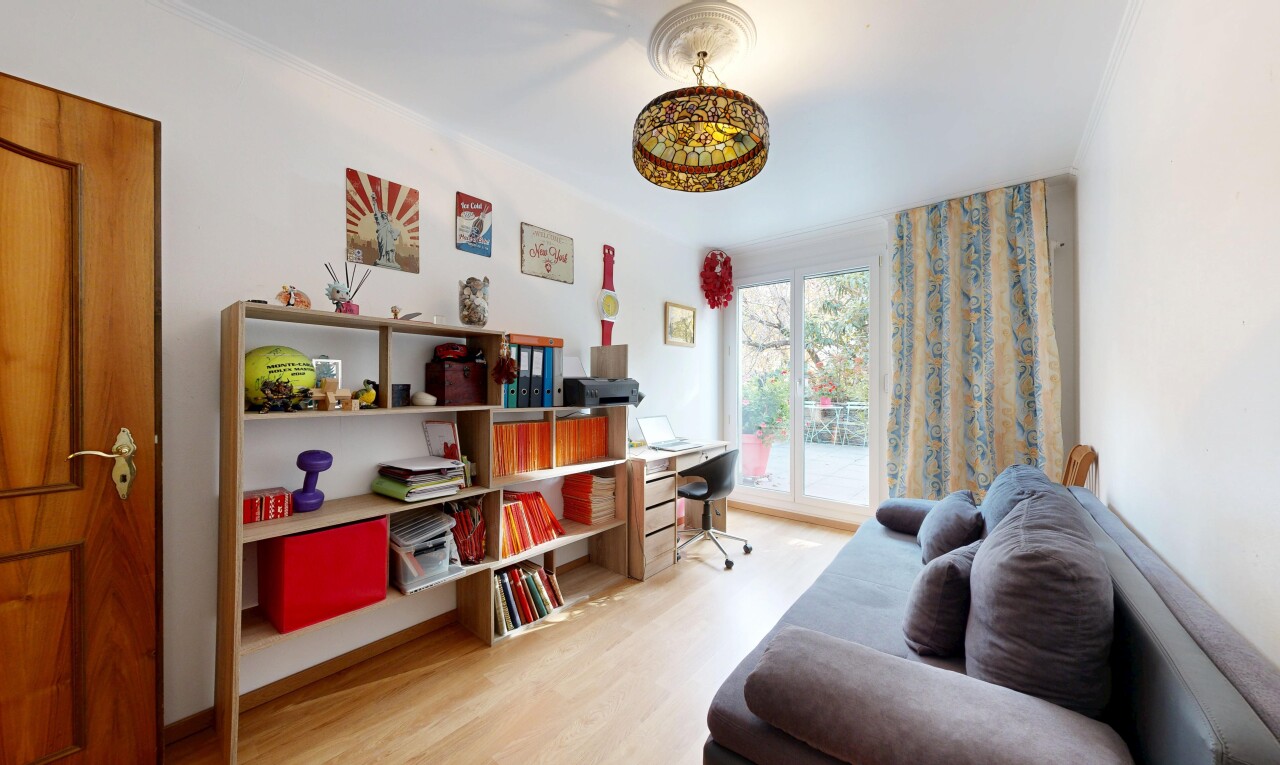 wohnzimmer mit natural light, natürliches licht, wood finish floor, holzfußboden, und inside property