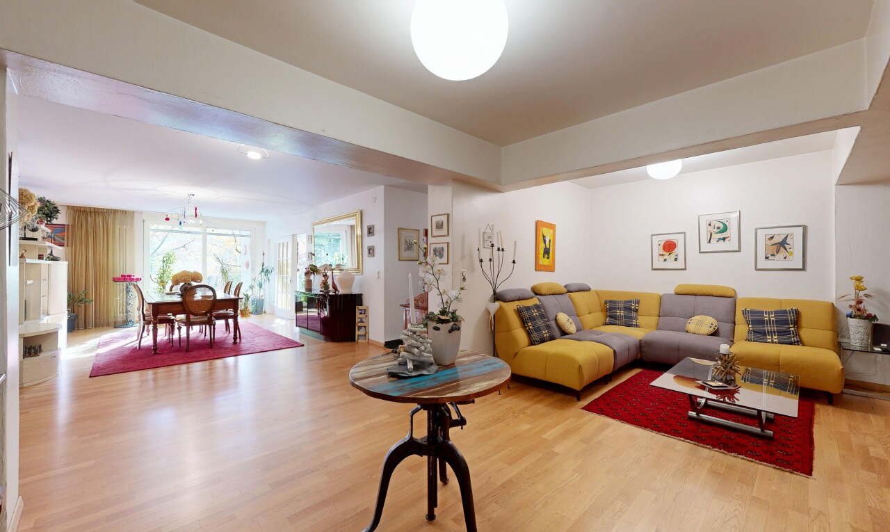 wohn- / esszimmer mit wood finish floor, holzfußboden, inside property, natural light, und natürliches licht