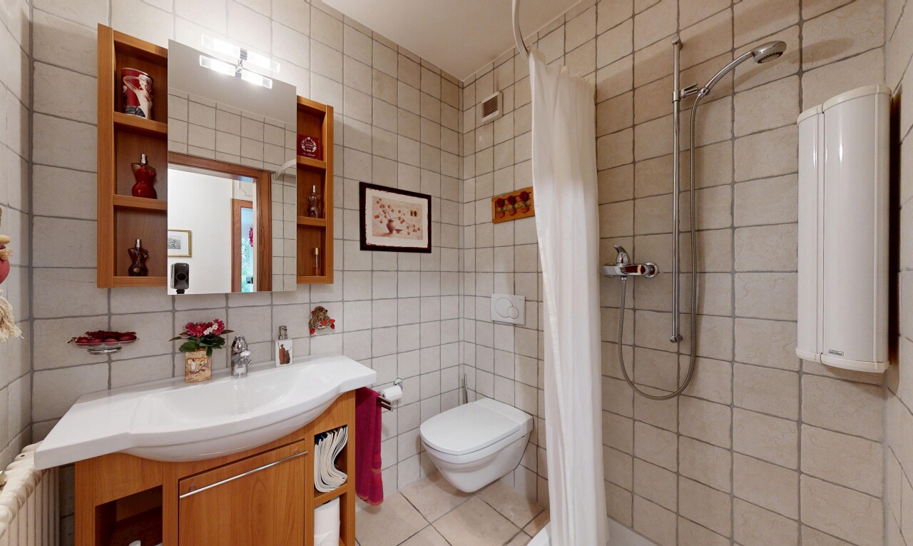 bad mit inside property, tile wall, fliesenwand, dusche, und komplettes badezimmer