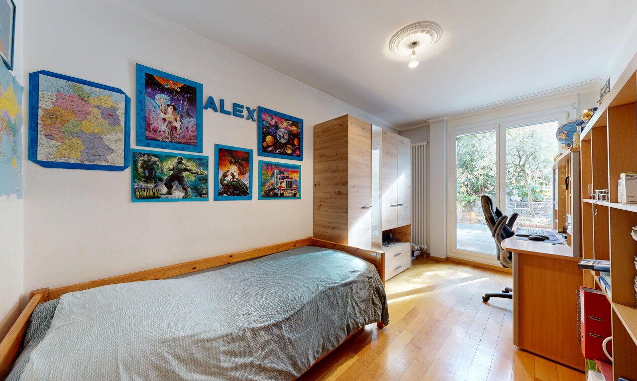 zimmer / schlafzimmer mit natürliches licht, natural light, außenzugang, holzfußboden, und wood finish floor