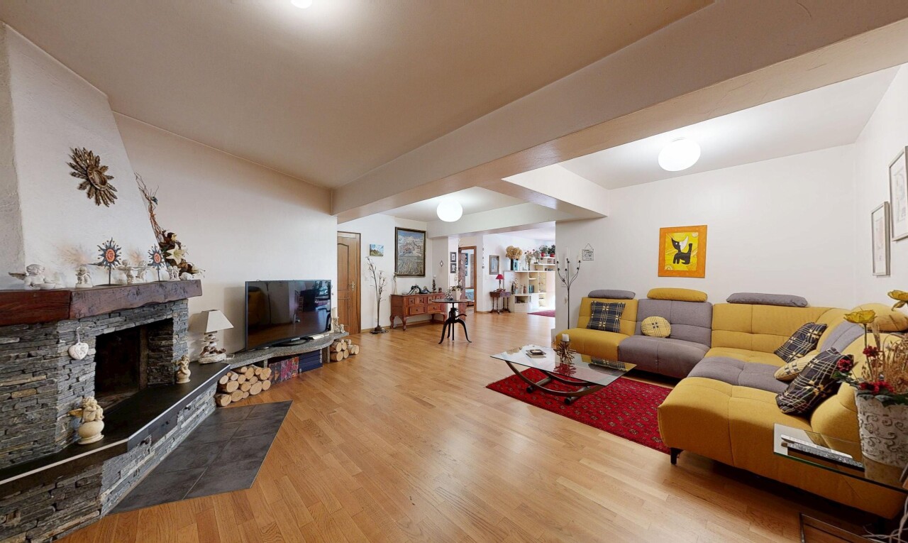 wohnzimmer mit kamin, fernseher, wood finish floor, holzfußboden, und inside property