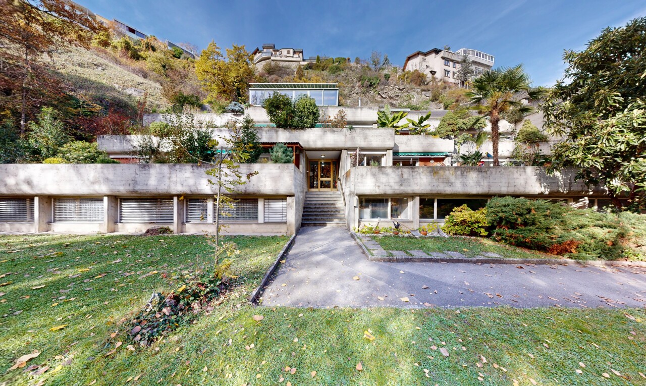 außenansicht mit day time, property visible, treppen, und rasen