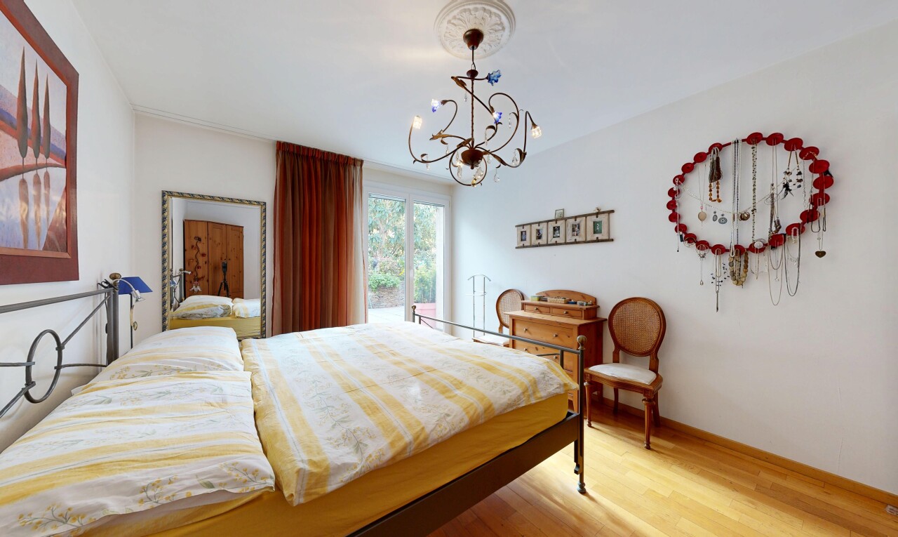 zimmer / schlafzimmer mit wood finish floor, holzfußboden, drywall, gipskartonwand, und natural light