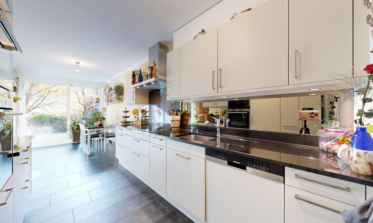 küche mit geschirrspülmaschine, inside property, natural light, natürliches licht, und dunstabzugshaube