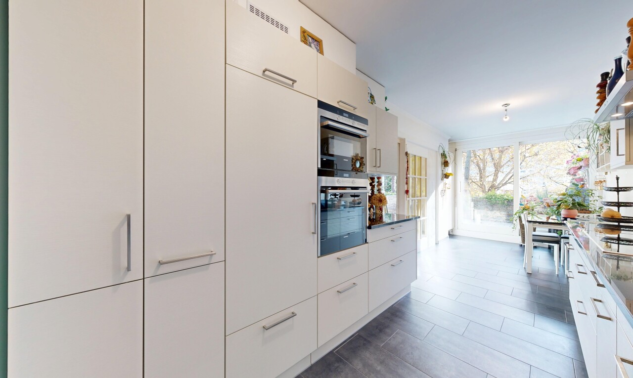 küche mit natural light, natürliches licht, weiße schränke, schränke mit flachen paneelen, und inside property