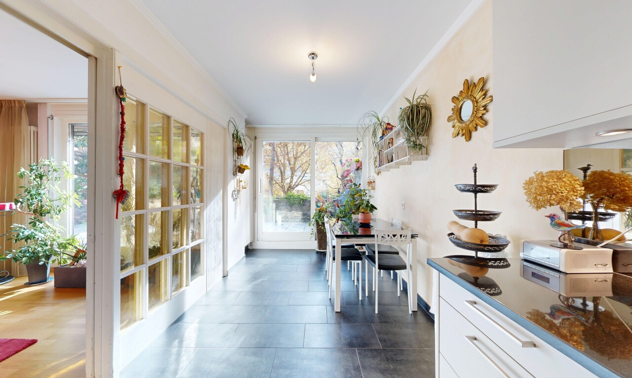 küche mit inside property, weiße schränke, natural light, natürliches licht, und stein arbeitsplatten