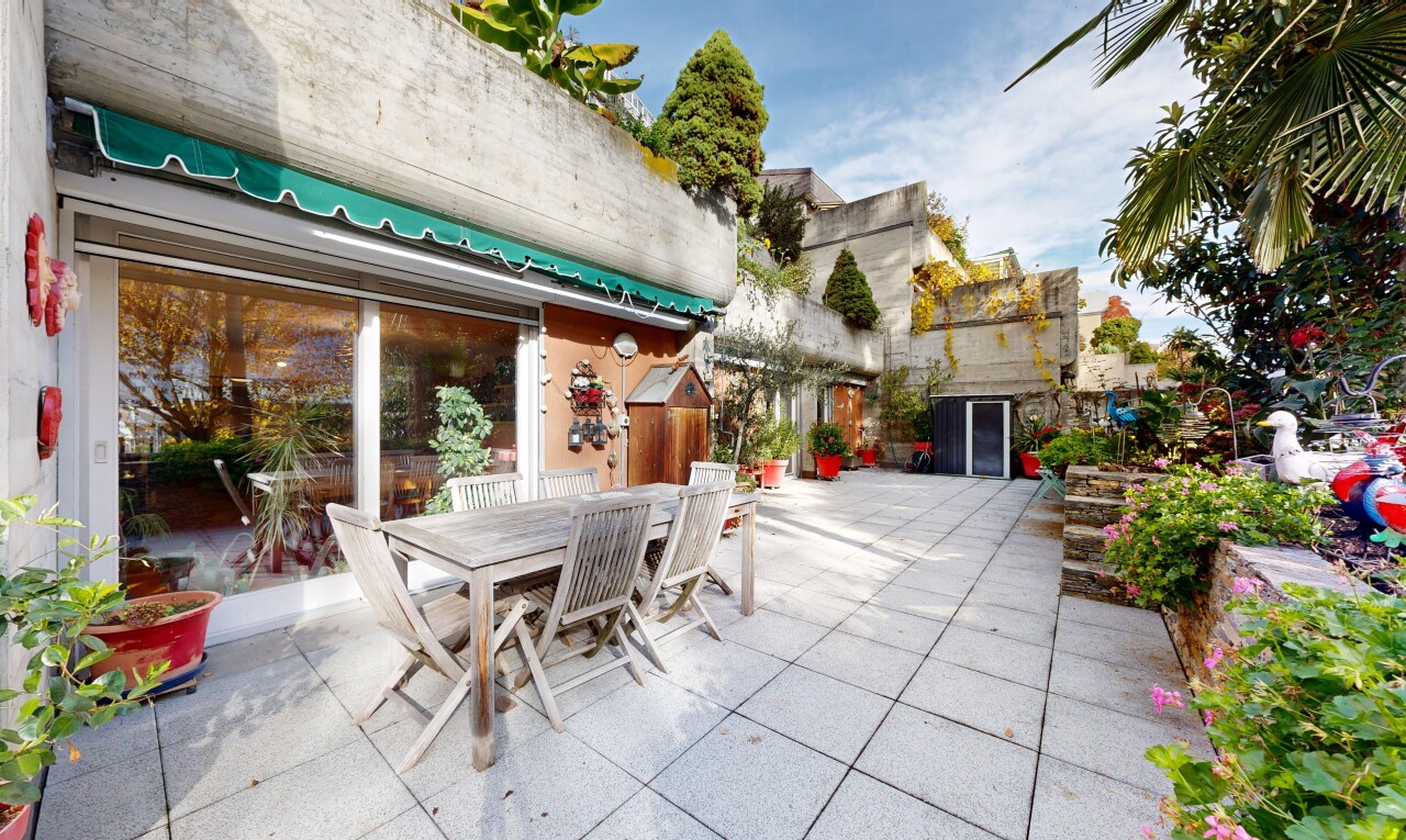 terrasse mit day time, essbereich im freien, markise, terrasse, und property visible