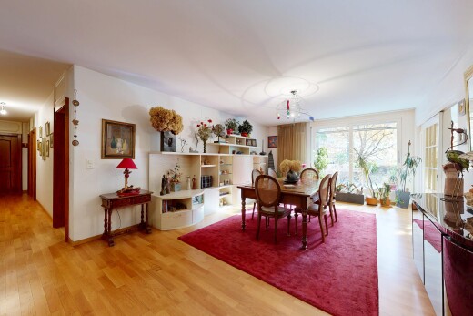 esszimmer mit inside property, wood finish floor, holzfußboden, natural light, und natürliches licht