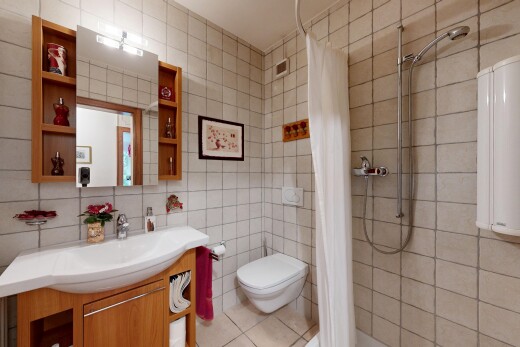salle de bains avec inside property, tile wall, mur en carrelage, douche, et salle de bain complète