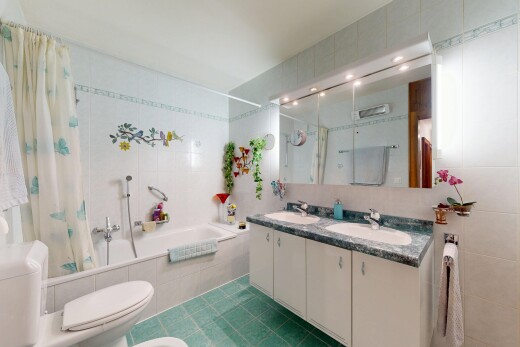 bad mit tile wall, fliesenwand, inside property, komplettes badezimmer, und doppelwaschtisch