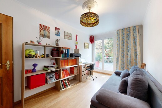 salon avec natural light, lumière naturelle, wood finish floor, sol en finition bois, et inside property