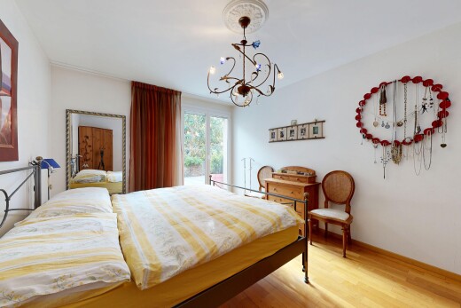 zimmer / schlafzimmer mit wood finish floor, holzfußboden, drywall, gipskartonwand, und natural light