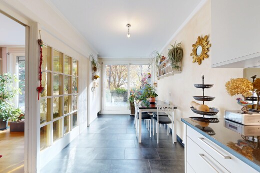 cuisine avec inside property, armoires blanches, natural light, lumière naturelle, et plans de travail en pierre