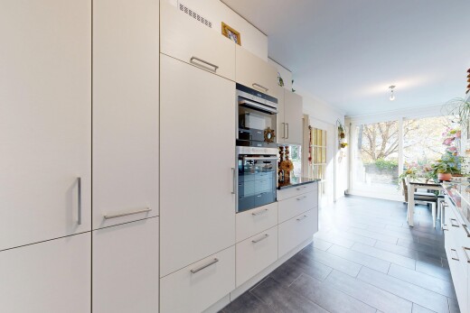 küche mit natural light, natürliches licht, weiße schränke, schränke mit flachen paneelen, und inside property