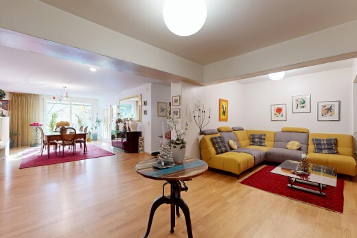 wohn- / esszimmer mit wood finish floor, holzfußboden, inside property, natural light, und natürliches licht