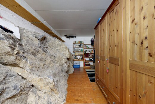 couloir avec inside property, wood finish floor, et sol en finition bois