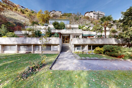 außenansicht mit day time, property visible, treppen, und rasen