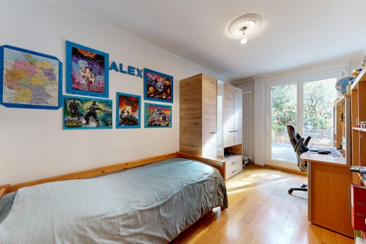 zimmer / schlafzimmer mit natürliches licht, natural light, außenzugang, holzfußboden, und wood finish floor