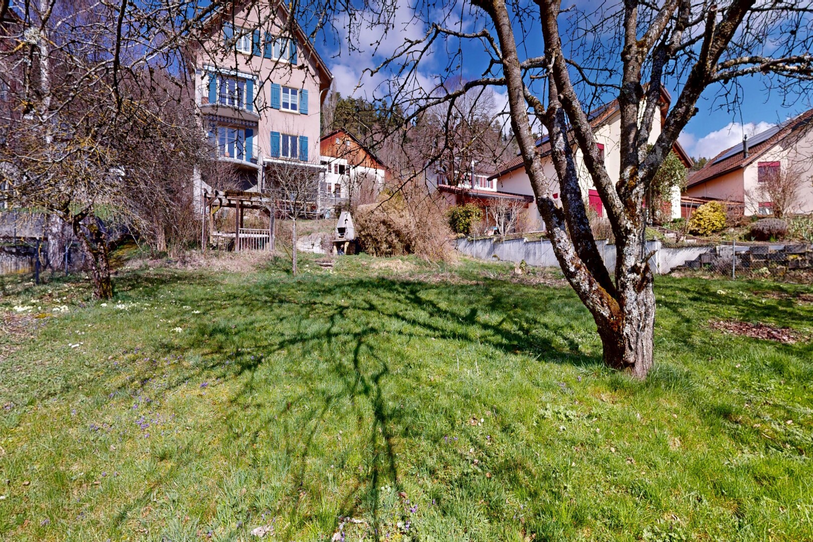 jardin avec pelouse, day time, apartment complex view, et from community
