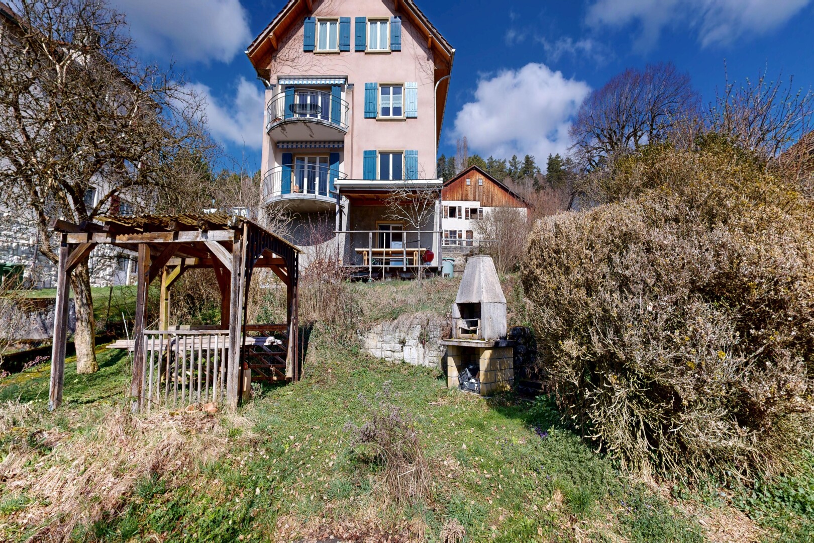 façade avec balcon, bardage en stuc, day time, et property visible