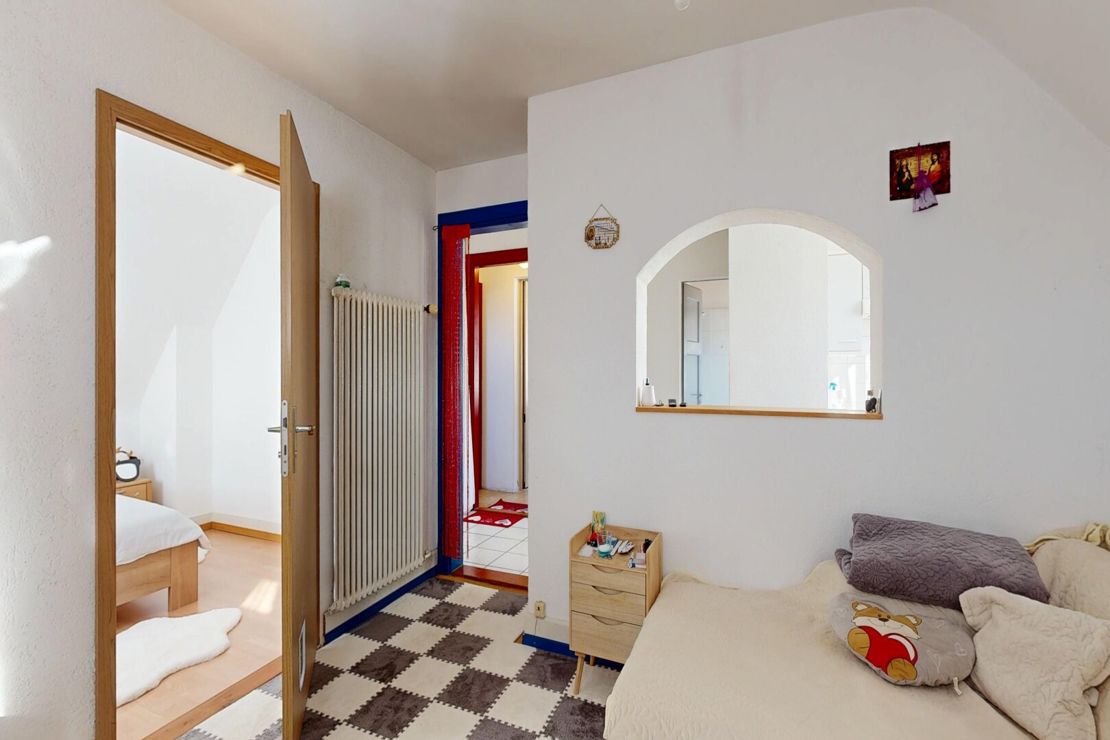 chambre avec drywall, cloison sèche, radiateur, inside property, et vinyl floor