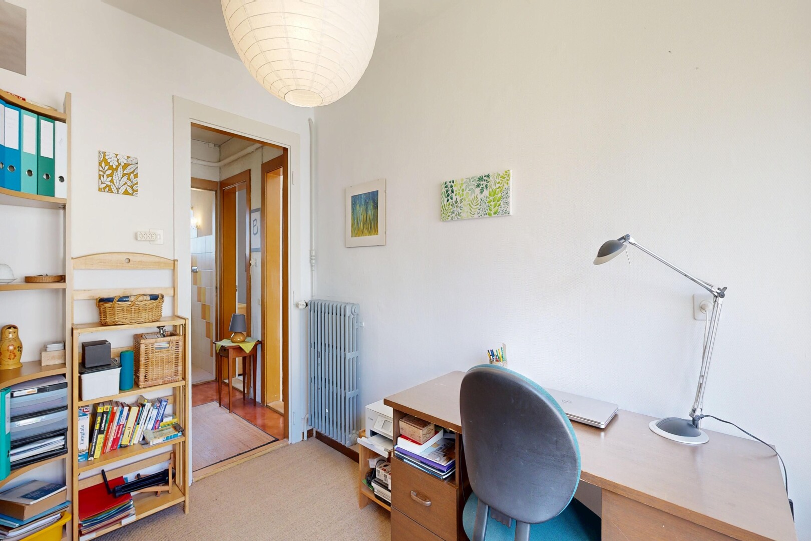 bureau avec cloison sèche, drywall, radiateur, inside property, et espace bureau