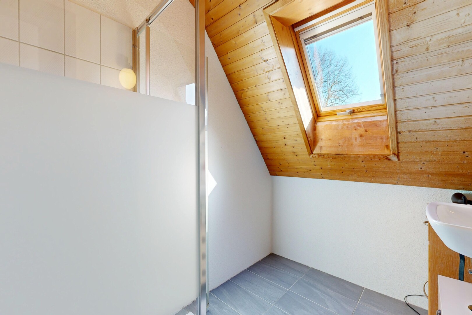 espace intérieur avec plafond en bois, wood ceiling, plafond voûté, vaulted ceiling, et inside property