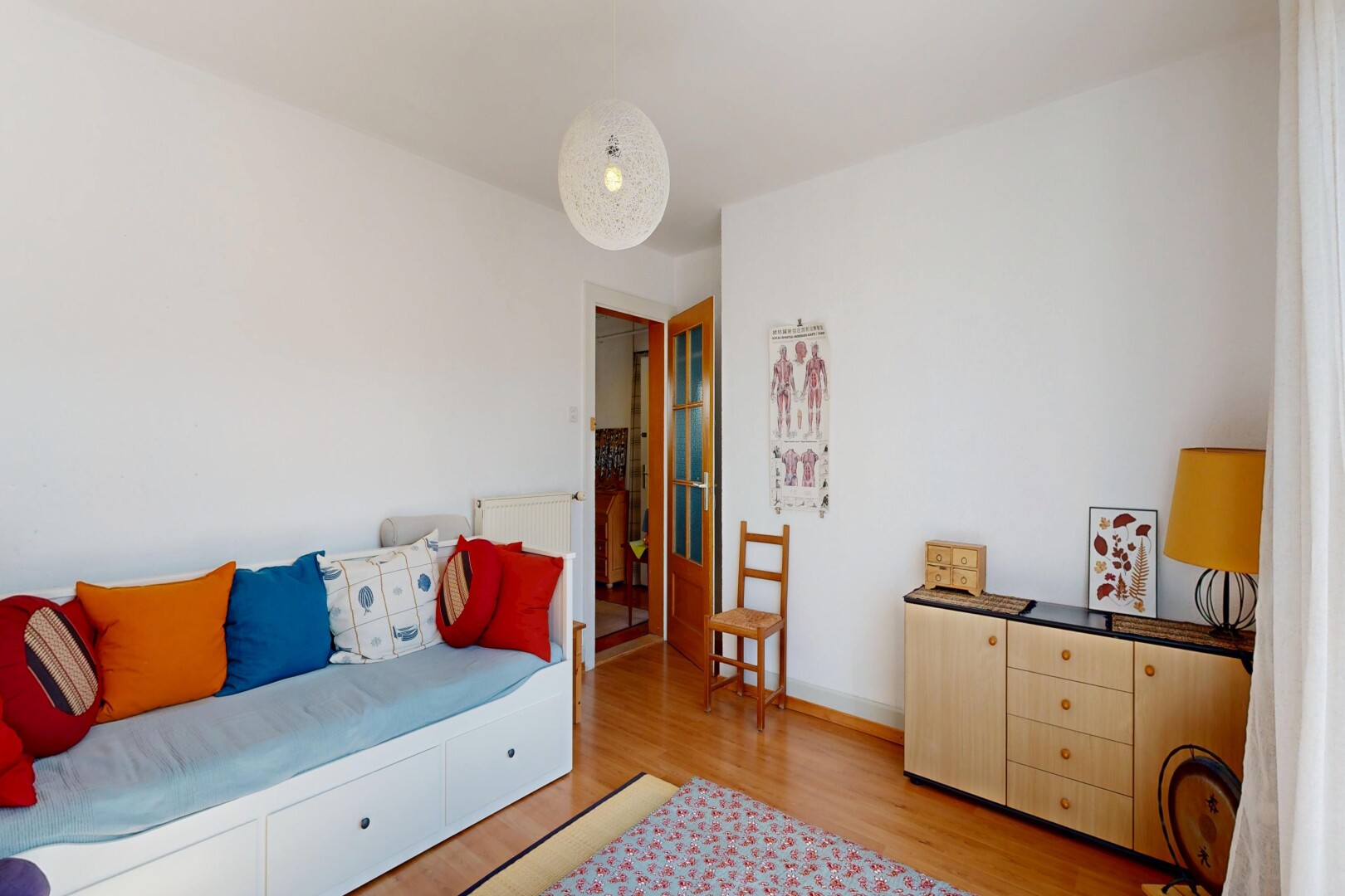 salon avec inside property, drywall, cloison sèche, wood finish floor, et sol en finition bois