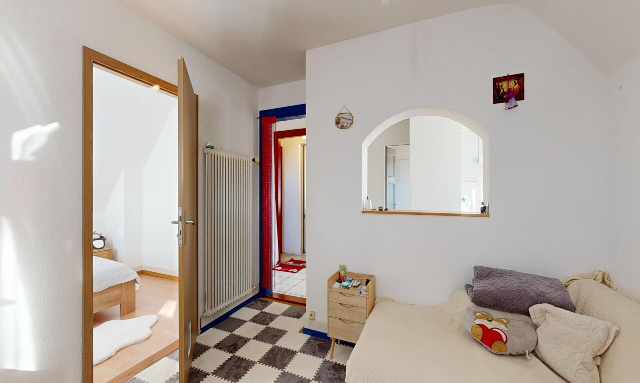 chambre avec drywall, cloison sèche, radiateur, inside property, et vinyl floor
