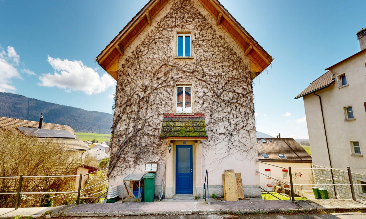 façade avec clôture, day time, et property visible