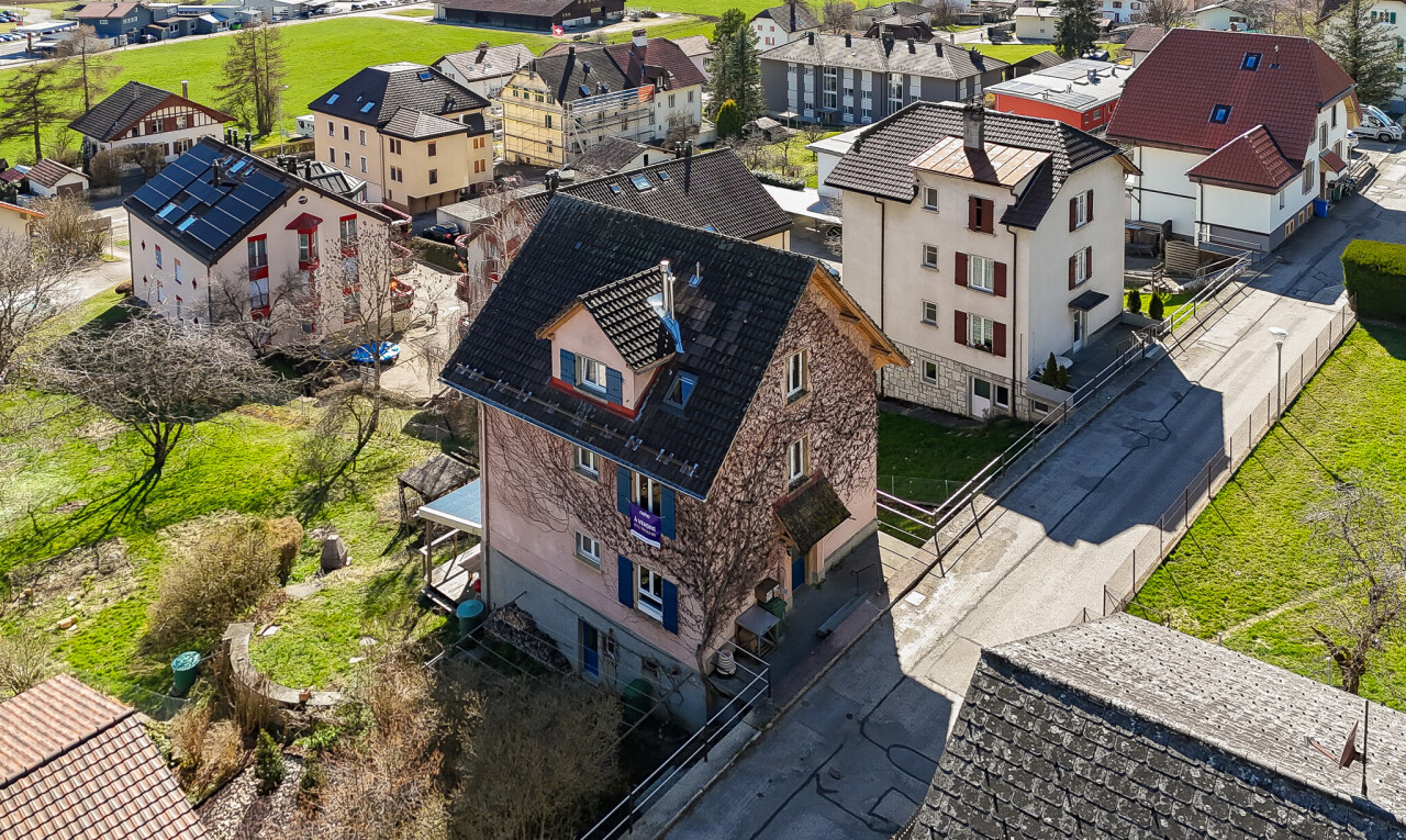 façade avec residential view, vue résidentielle, clôture, et toit mansardé